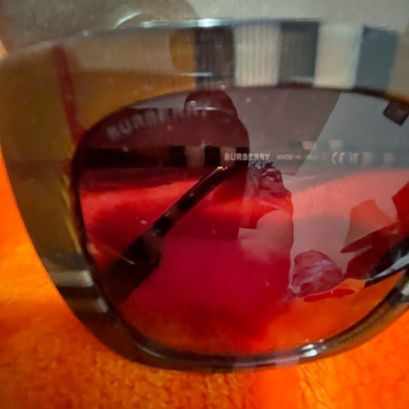 Burberry Novacheck pattern sunnies.